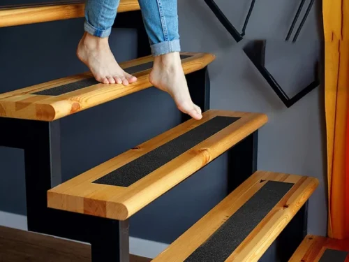 Antiklizne Trake – Safety Foot zalepljene na drvenim stepenicama