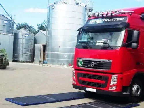 Dezo barijere za vozila EKO-2 na motornom ulazu u objekat gde kamion prelazi preko nje