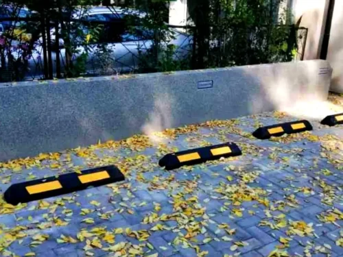 Graničnik Parking XL montiran na parkingu tržnog centra