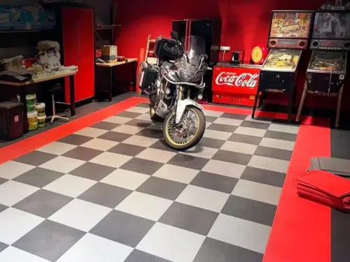Komercijalni Pvc Podovi u salonu motocikla kombinovani u dve boje