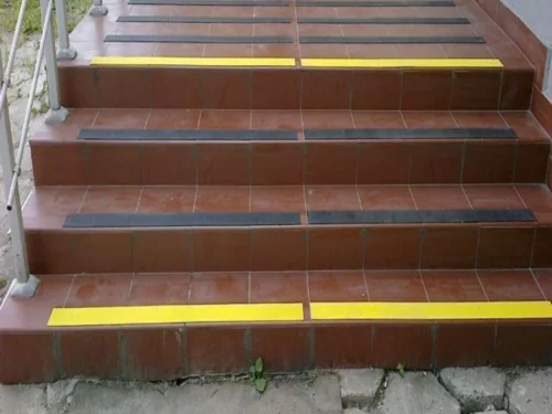 Anti slip trake Unnix za stepenice rampe kao rešenje protiv proklizavanja na stepenicama