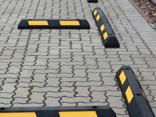 Parking Odbojnici Unnix 90 montirani na parkingu ispred zgrade kao parking stoperi ili granicnici