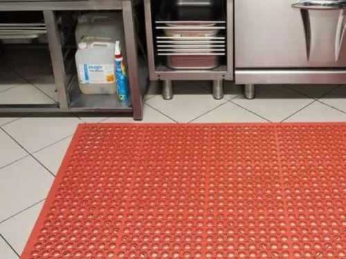 Antiklizni kuhinjski otirači Terraco postavljeni u profesionalnoj kuhinji restorana.
