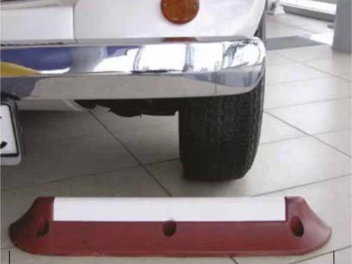 Gumeni parking stoper BON75 sa 3M reflektivnom trakom na pakingu garaže