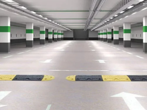 Odbojnik Za Usporavanje Saobraćaja postavljen na asfaltnoj površini parkinga