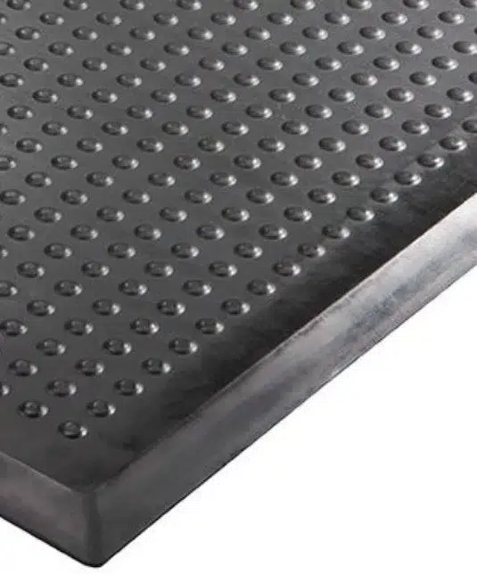 Gumeni otirač sa drenažnim ispupčenjima za vlažna i klizava radna mesta.