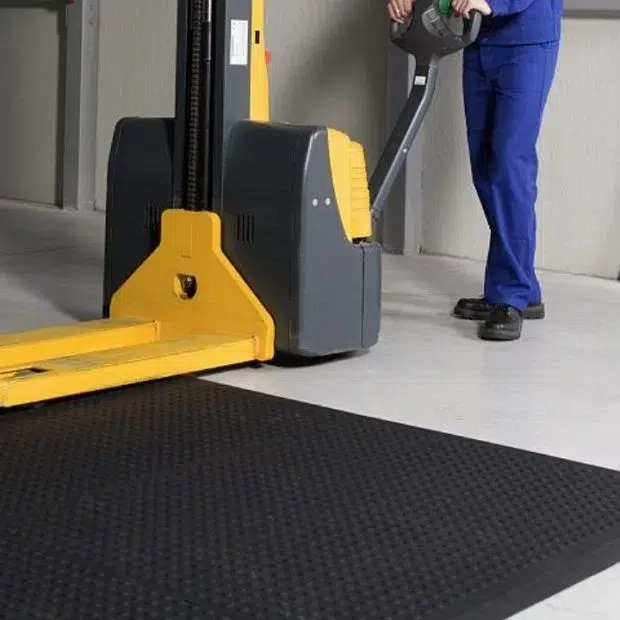 Industrijski otirač BASSI — ergonomska gumena podloga za radna mesta u industriji i proizvodnji, ispod viljuškara