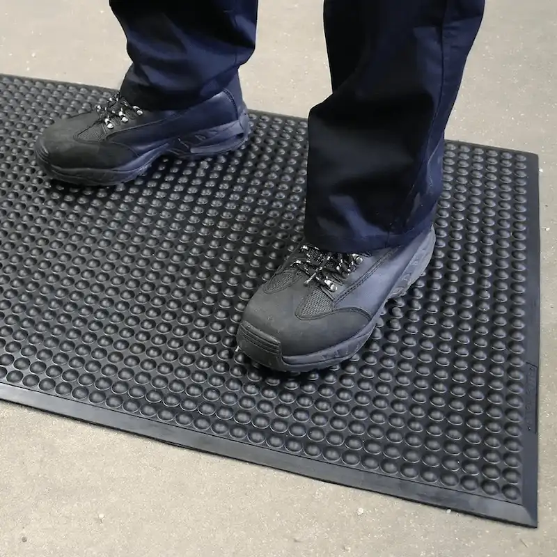 Industrijski otirač Bubble u hali – radnik stoji na antizamornoj podlozi