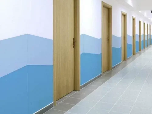 Dekorativni zidni odbojnici visoke otpornosti u modernom hodniku sa geometrijskim plavim dizajnu.