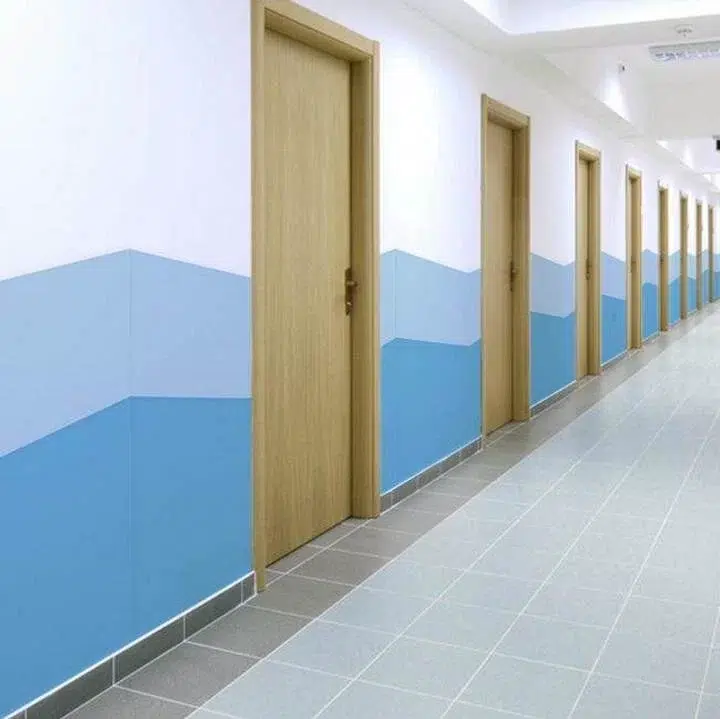 Dekorativni zidni odbojnici visoke otpornosti u modernom hodniku sa geometrijskim plavim dizajnu.