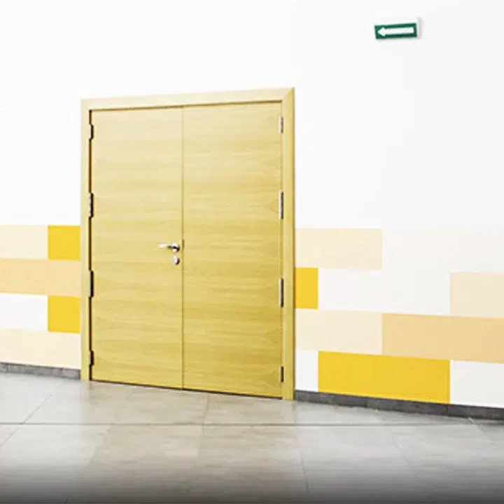 Dekorativni zidni odbojnici otporni na habanje žutoj boji sa Vratima u hodniku.