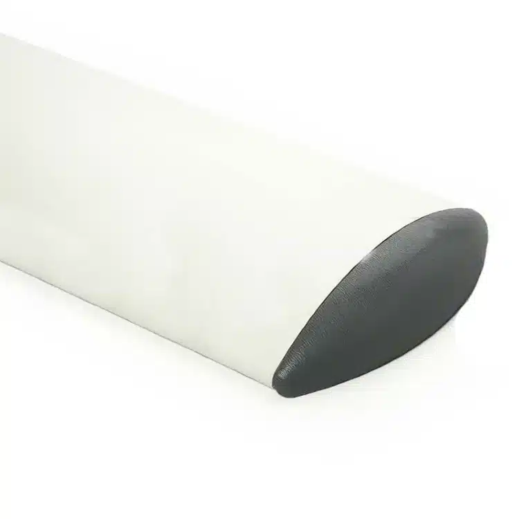 Bliski prikaz belog Pvc odbojnik zidni Vox sa crnim bočnim završetkom i aluminijumskim jezgrom.