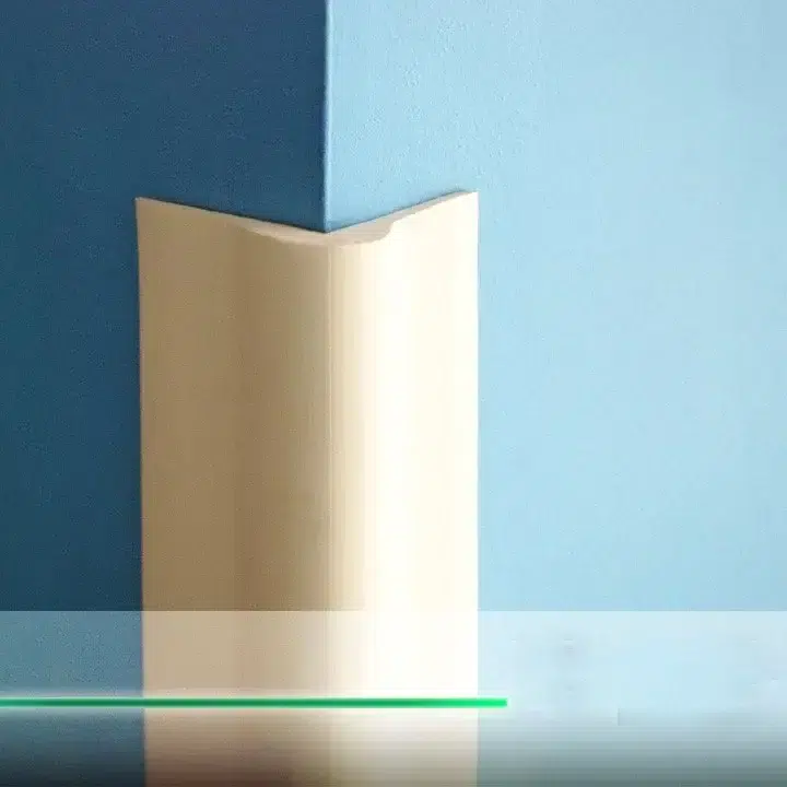 Estetska zaštita ivica zida postavljena na plavi zid