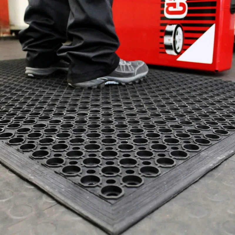 Industrijski otirači RAMP kao podloga za rad u radionicama.