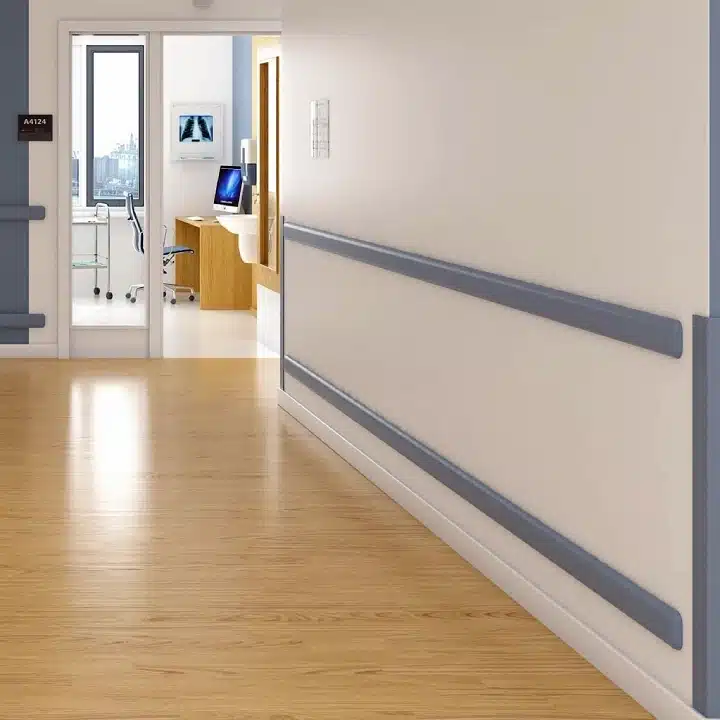 Diskretni i estetski Odbojnici PVC TG-100 u poslovnom kancelarijskom hodniku.