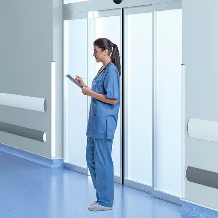 Pvc odbojnik zidni Vox i zaštita uglova u bolničkom hodniku za zaštitu od medicinskih kreveta.