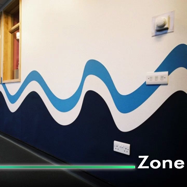 Zaštitni paneli za zidove visoke otpornosti postavljeni u modernom poslovnom hodniku