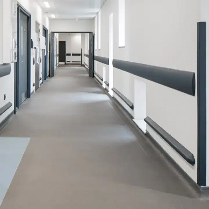 Pvc odbojnik zidni Vox u dugačkom hodniku javne ustanove za zaštitu od teške opreme.