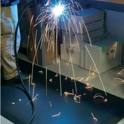 Industrijski otirač Fire u upotrebi – varnice zavarivanja padaju na gumenu podlogu otpornu na vatru