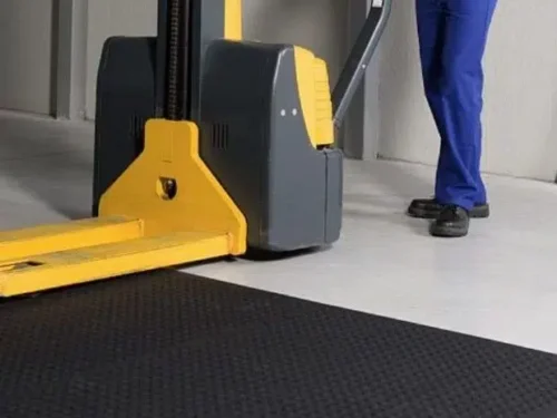Industrijski otirači Sold – kompatibilnost sa električnim viljuškarom u skladištu