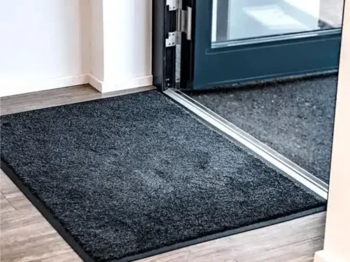 Ecco Dry otirač za noge smešten na pragu otvorenih staklenih vrata