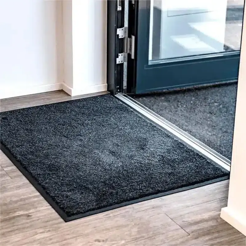 Ecco Dry otirač za noge smešten na pragu otvorenih staklenih vrata