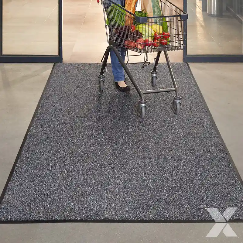 Profesionalni otirači za ispred vrata sa automatskim otvaranjem na ulazu u supermarket.