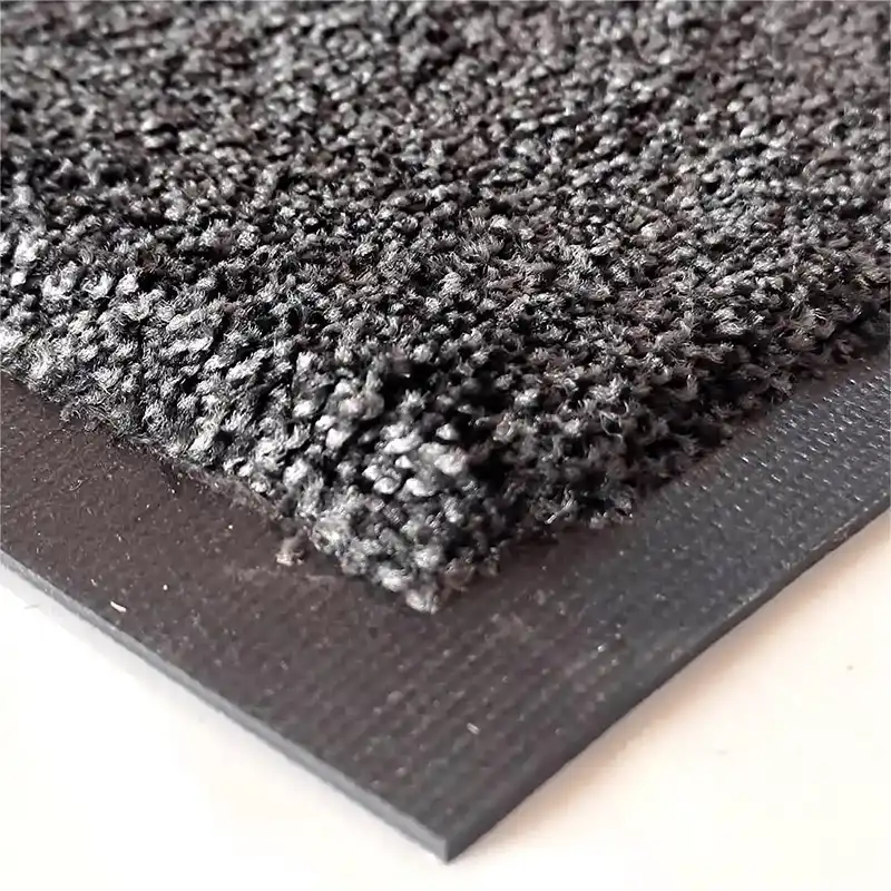 Krupni kadar koji prikazuje mikrofiber vlakna i antikliznu nitrilnu gumu koju poseduje Ecco Dry otirač za noge