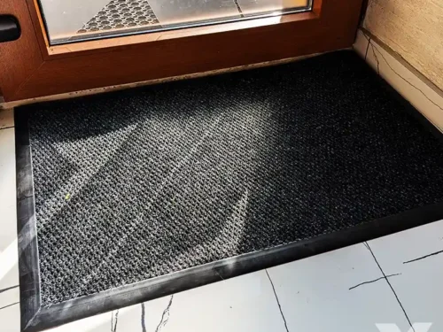 Crni tekstilni Dragon profesionalni otirač sa crnom nitrilnom podlogom na ulazu