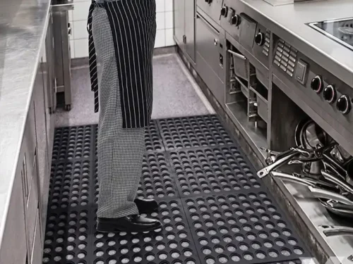 Antiklizna podloga protiv umora Fatt Gumeni Otirač, u restoranskoj kuhinji gde kuvar stoji na njoj.