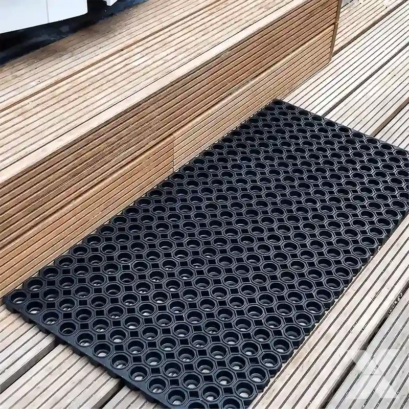 Gume protiv klizanja Extra postavljene na drvenu palubu ispred stepenica.