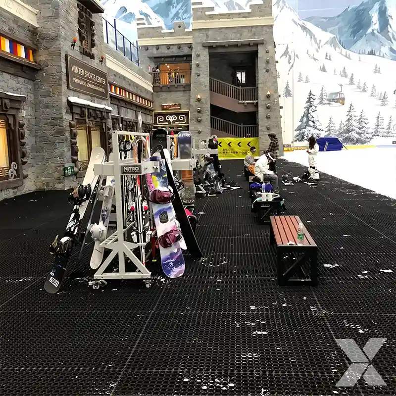 Gumeni otirači za sneg ski pass spojeni u veliku površinu skijališta