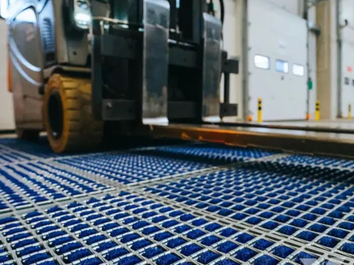 Ugrande industrijske podloge za viljuškare montirane u magacinu