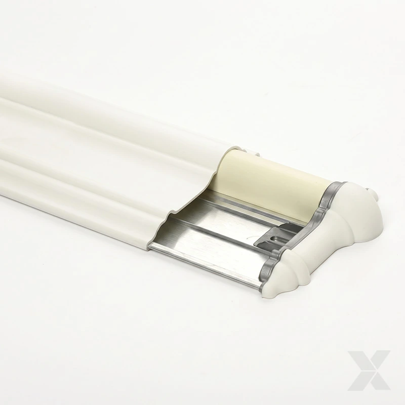 Beli zidni odbojnik sa delimično podignutom PVC oblogom i vidljivim aluminijumskim nosačem