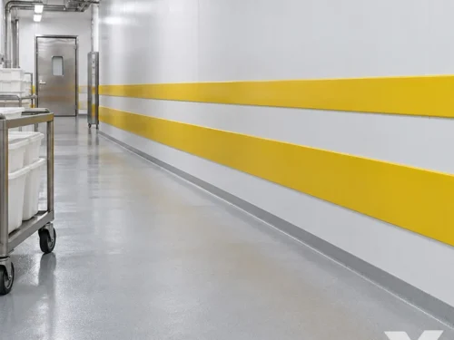 Higijenska zidna zaštita sa dva žuta PVC profila duž hodnika kojim prolaze transportna kolica