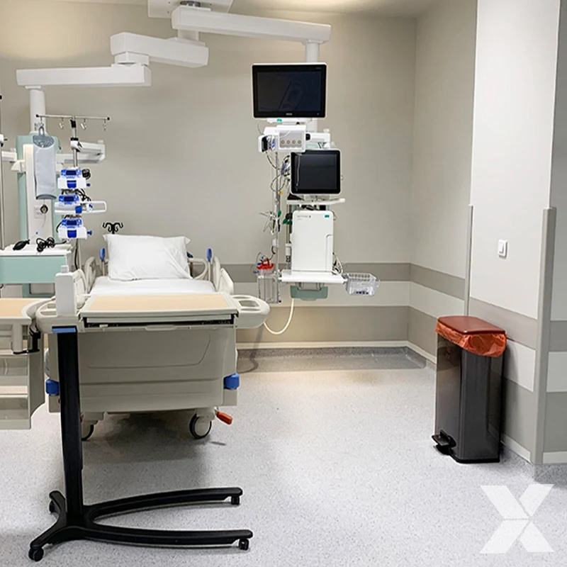 Svetla zidna zaštita u bolničkoj sobi, iza kreveta i medicinske opreme