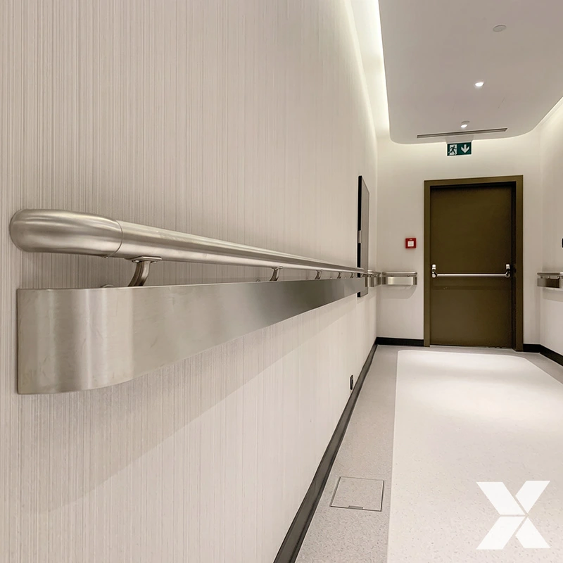 Inox rukohvati sa zaštitnim profilom montirani duž zida hodnika bolnice