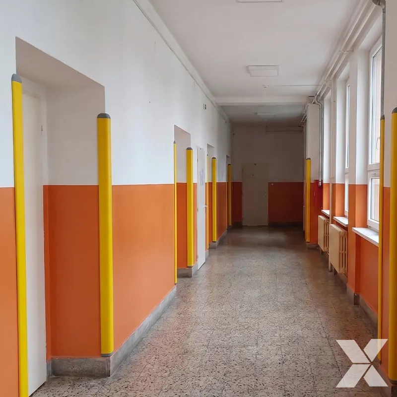 Žuti Oblo profili na izloženim zidnim uglovima uz vrata i prozore u hodniku