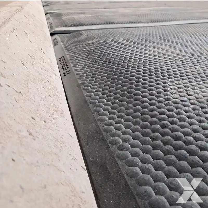 Detalj teksture i ruba madraca SUPERIOR postavljenog uz betonski element ležišta